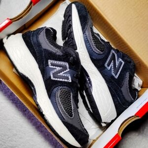 New Balance Black and Gray Sneakers with Retro Design